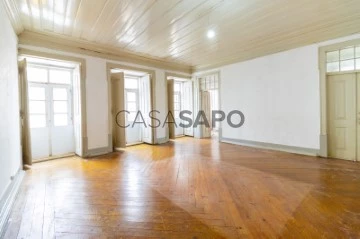 Casa com espaço comercial T6 Triplex