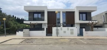 Semi-Detached House 4 Bedrooms