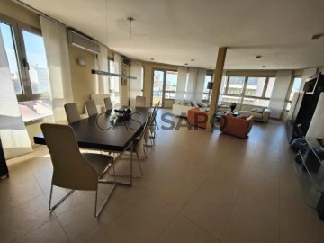 Piso 4 habitaciones + 2 hab. auxiliares