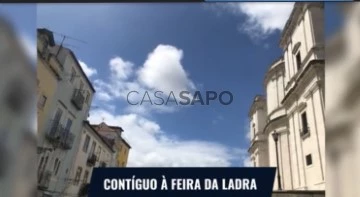 Roupa Usada Para a Venda Na Feira Da Ladra Imagem de Stock