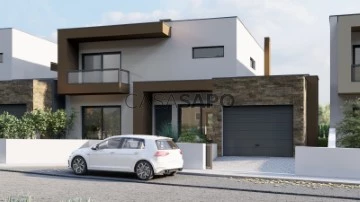 Luxuosa casa moderna em cores escuras com uma garagem conveniente