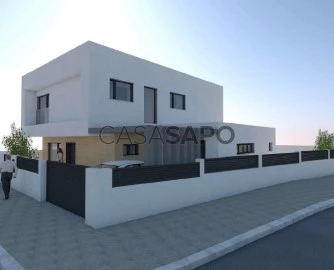 Semi-Detached House 4 Bedrooms