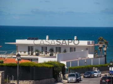 Vista traseira do homem fazendo ioga na areia