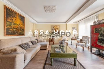 Semi-Detached 3 Bedrooms Triplex