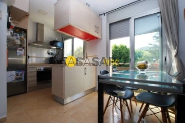 Flat 2 Bedrooms Triplex