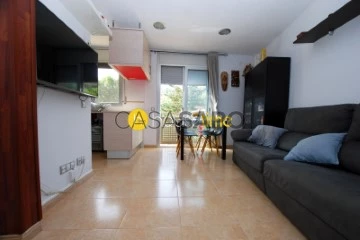 Flat 2 Bedrooms Triplex