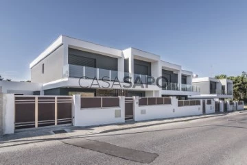 Casa Geminada T4 Duplex