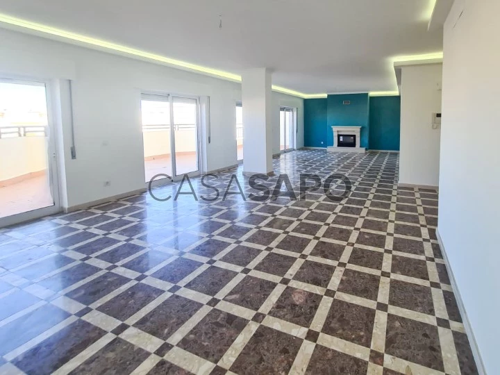 Apartamento T5 Triplex para comprar em Faro