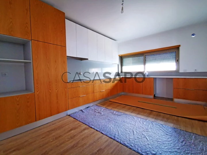 Kitchen equipped with flat and extractor fan