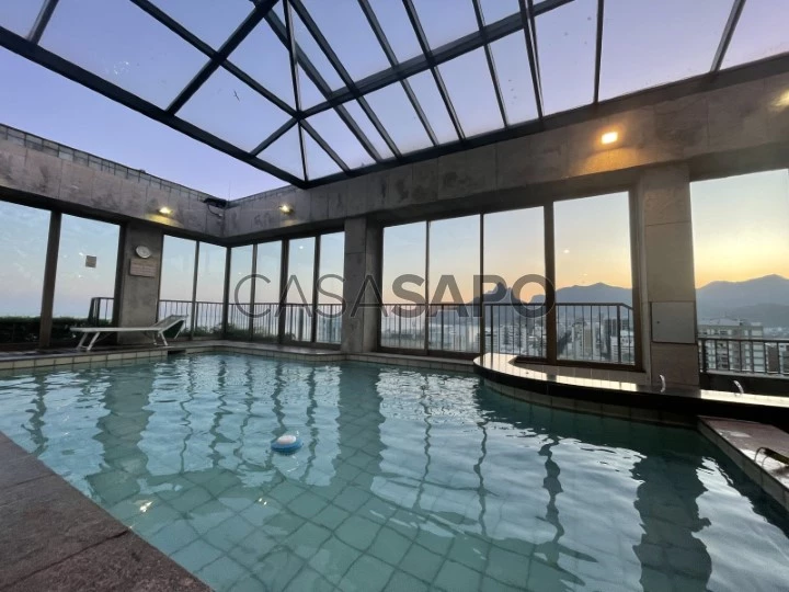 Rooftop com piscina e teto solar