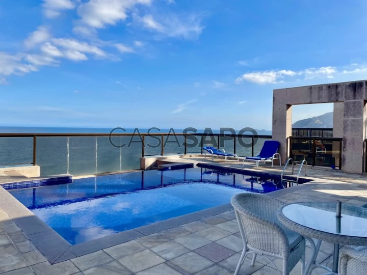 Lindo apartamento de dois quartos de frente para o mar em Ipanema.