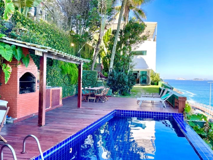 Beautiful house in São Conrado for sale with 4 bedrooms including 2 suites and sea view