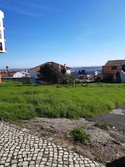 Terreno Urbano para comprar na Amadora