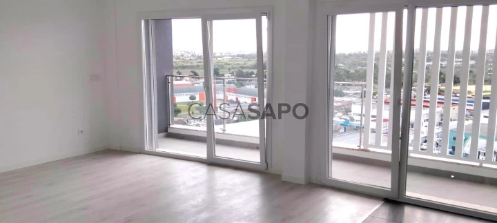 Apartamento T2 com varandas panorâmicas e parqueamento em Santa Marta do Pinhal