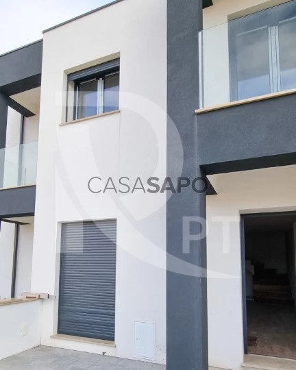 Moradia T3 Duplex para comprar em Oliveira do Bairro