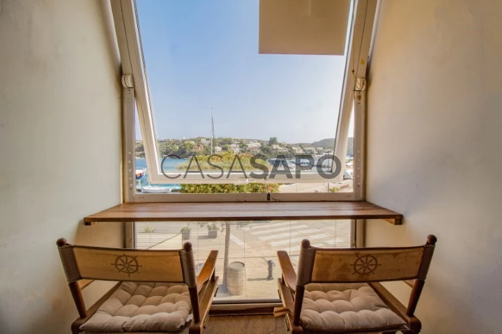 zona del salón con vistas al mar en el puerto de mahón