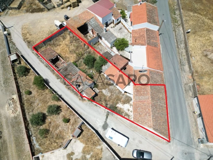 Casa com quintal e anexos para renovar na Amareleja, Moura