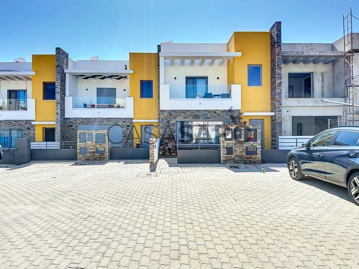 Moradia em banda T4 Duplex nova com terraços e varandas em Olhão, Faro