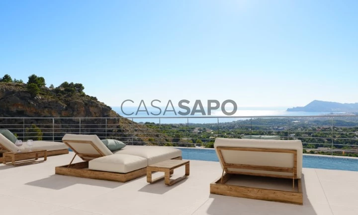 Terraza de la piscina con vistas al mar