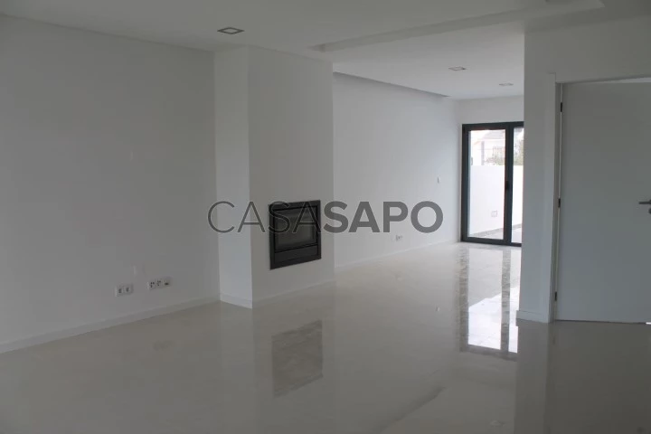 Moradia T4 | Geminada | Vale Milhaços | Piscina | Em planta