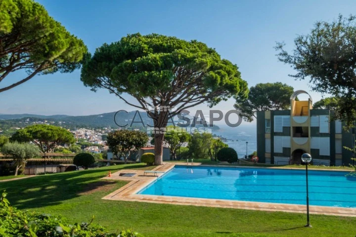 Apartamento con vistas a mar, jardin, piscina y tenis comunitarios en Calella de Palafrugell