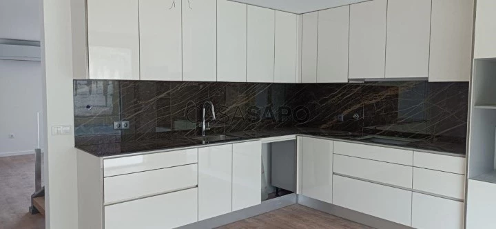 Moradia T3 Triplex para comprar em Braga