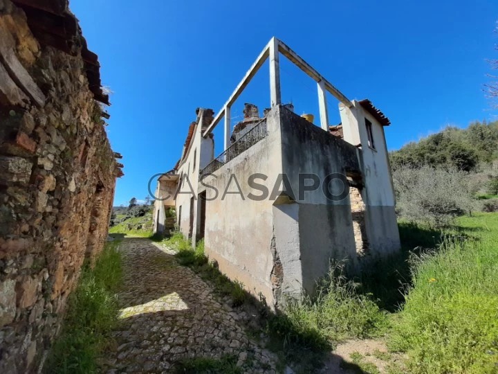 Grupo de ruínas com muito boas vistas, com poço, a menos de 5 min do Rio Zêzere, concelho de Figueiró dos Vinhos.