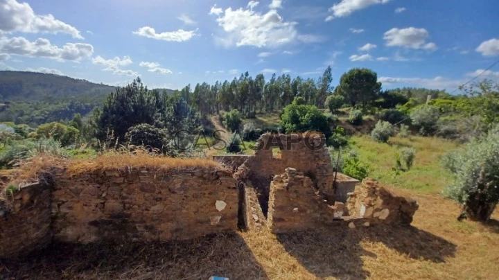 Casa de habitação em ruínas perto da Albufeira de Castelo de Bode.