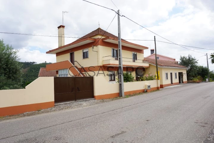 Duas casas de habitação totalmente independentes, com duas garagens, a 9km de Tomar.