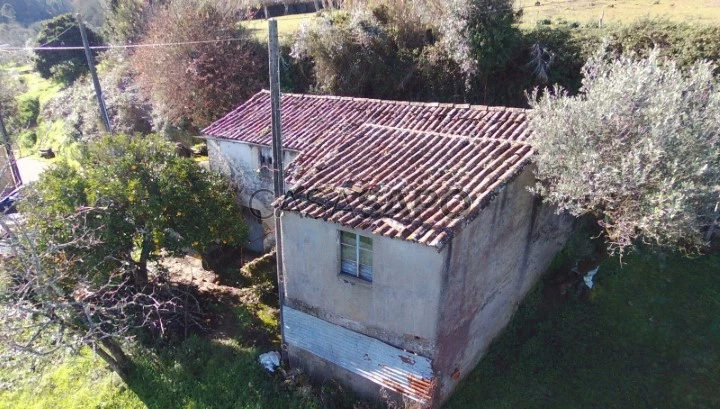 Casa de campo T2 para renovação, com vistas fantásticas, terreno, árvores de fruto e poço, a 1km da aldeia de Arega