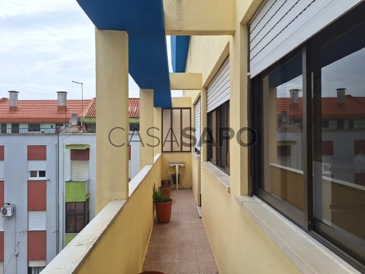 T4 - 3º andar sem elevadora - Barreiro - Venda Direta Mediação Imobiliária