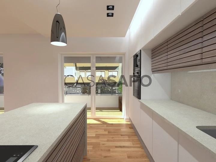 Apartamento de 4 Assoalhadas Totalmente Remodelado junto à Avenida Principal da Cova da Piedade