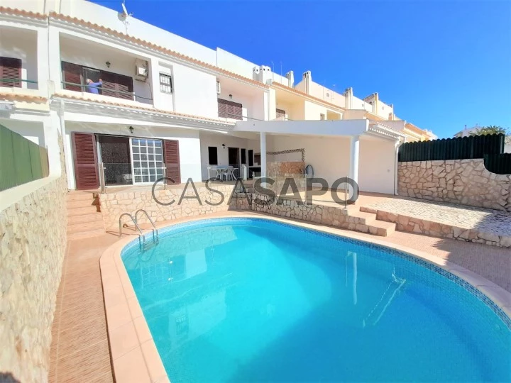 Bela Moradia T2 com piscina, nos Caliços, boas áreas, central em Albufeira