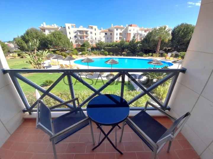 Exclusivo! Magnífico apartamento T2+1, com grandes áreas, condomínio fechado com jardim, piscina e vistas, em Albufeira