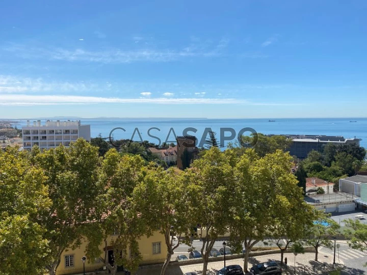 Apartment with front sea views