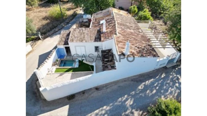 Villa rénovée de 3 chambres avec terrasse et jacuzzi, Bordeira, Faro