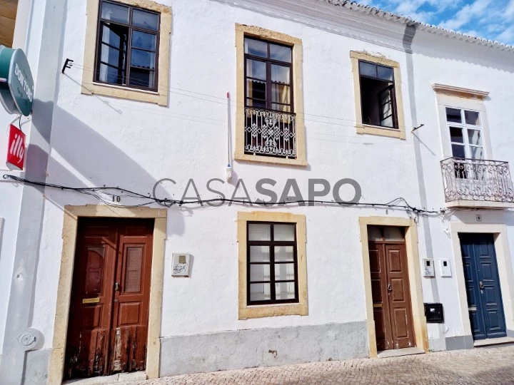 Prédio no Centro de Lagos com Três Apartamentos