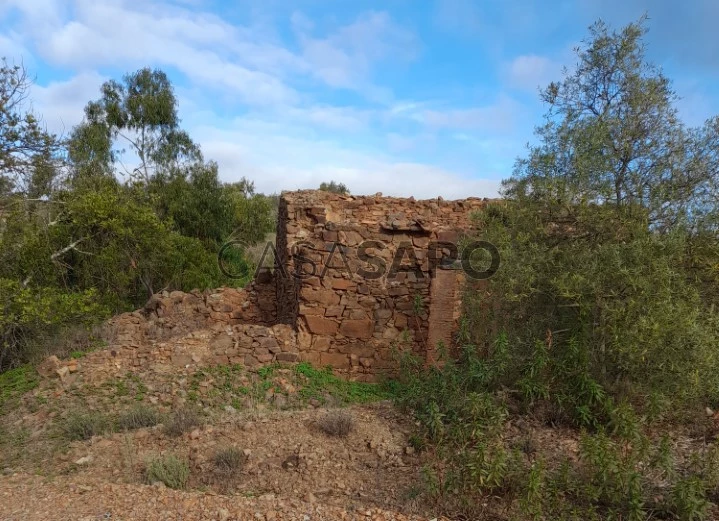 Terreno com ruína, bons acessos, Santa Catarina da Fonte do Bispo, Tavira, Algarve