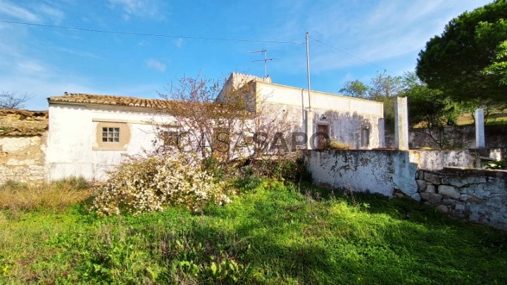 Propriedade composta por 3 casas geminadas