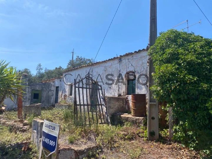 Moradia em ruína com bonita vista de campo