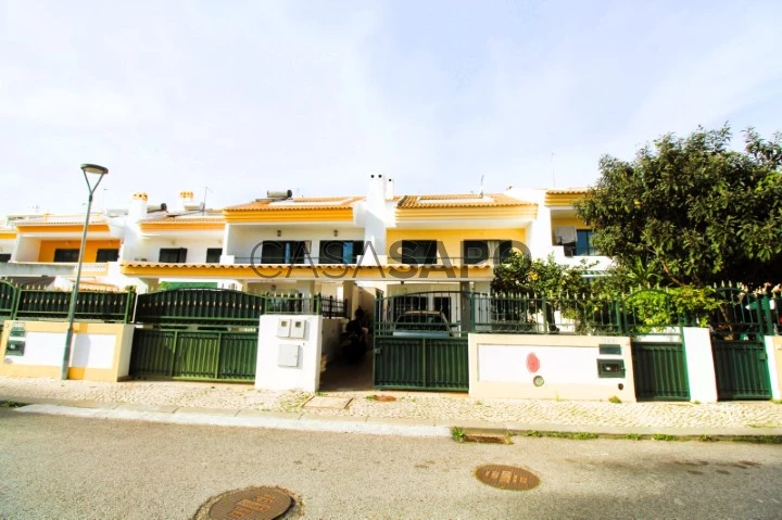 Casa adosada de 3 dormitorios, con aparcamiento privado, en Olhos de Água, Albufeira, Algarve