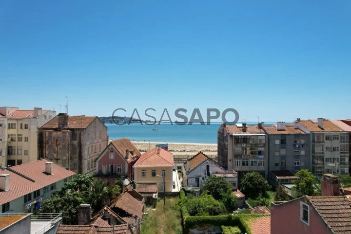 Apartamento de 80m2 + terraço 20 m2 T2 +1 para renovação em prédio com localização privilegiada Dafundo, Algés - Lisboa