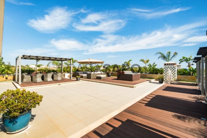 Ático de 3 dormitorios con vistas al mar, jardín y piscina, Albufeira, Algarve