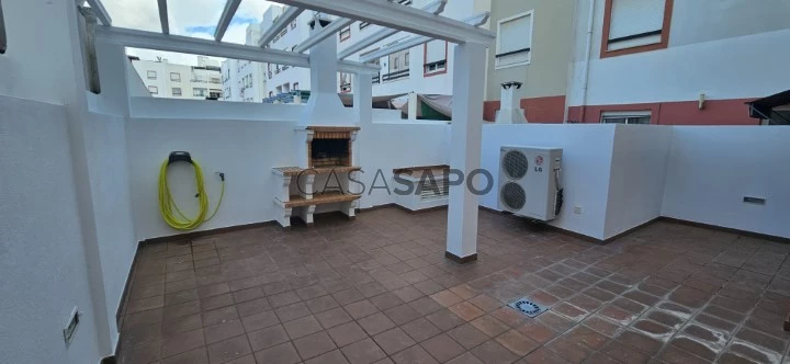 Apartamento T2 com áreas amplas em Tavira, pátio