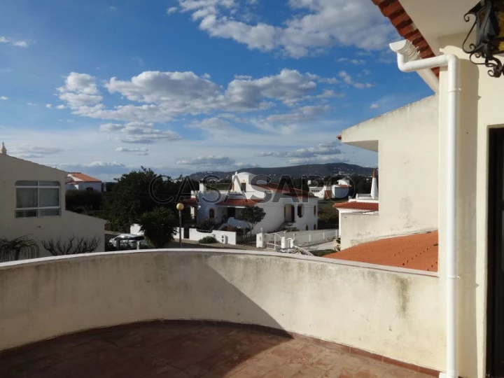 Chalet independiente de cinco dormitorios, Santa Bárbara de Nexe, Faro, Balcón