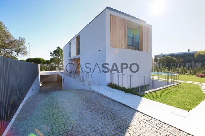 Moradia T5 Triplex para comprar em Oeiras