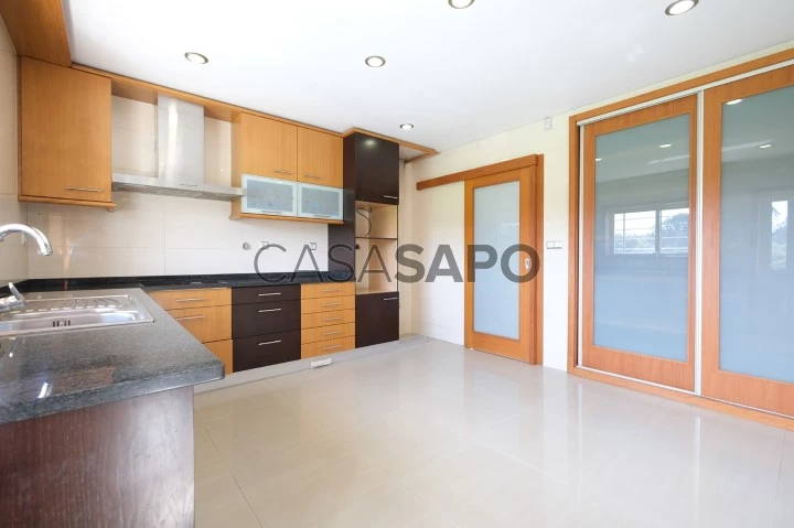 Moradia T4 Triplex para comprar em Maia