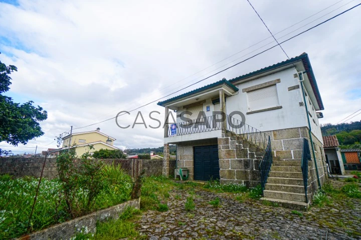 Moradia T4 em bom estado em excelente localização em Ganfei, Valença, situada apenas a 5 minutos do Centro.