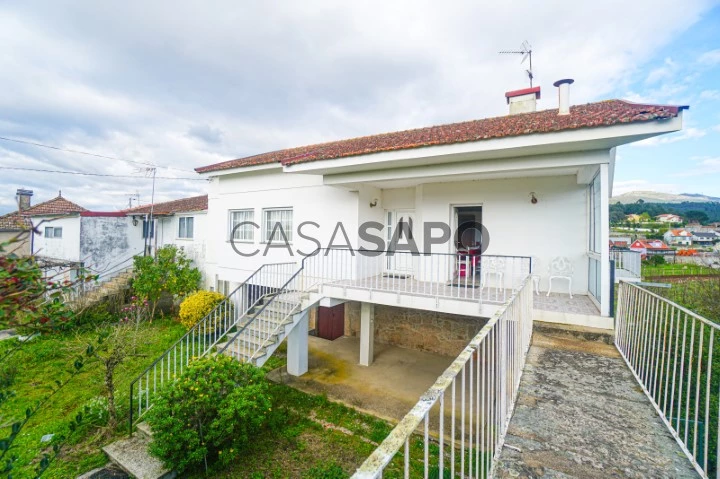 Casa de 3 dormitorios en venta en Moreira, Monção.