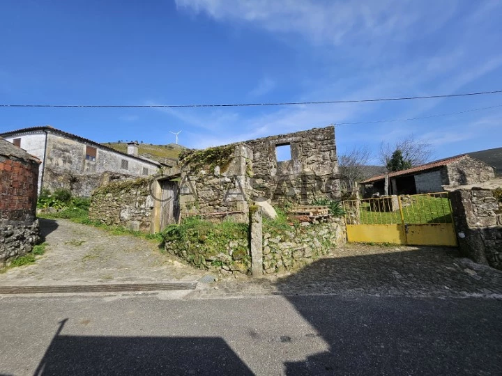 House to restore, Taião, Valença